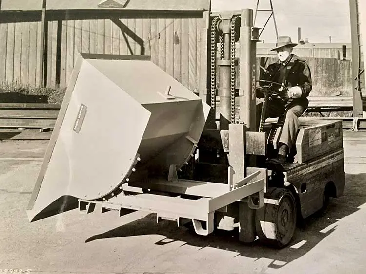 joseph-roura-self-dumping-hoppers-forklift2